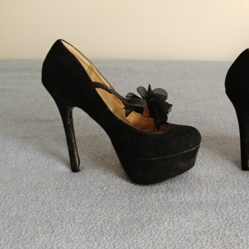 Designer Shoes - Picture 2 of 4